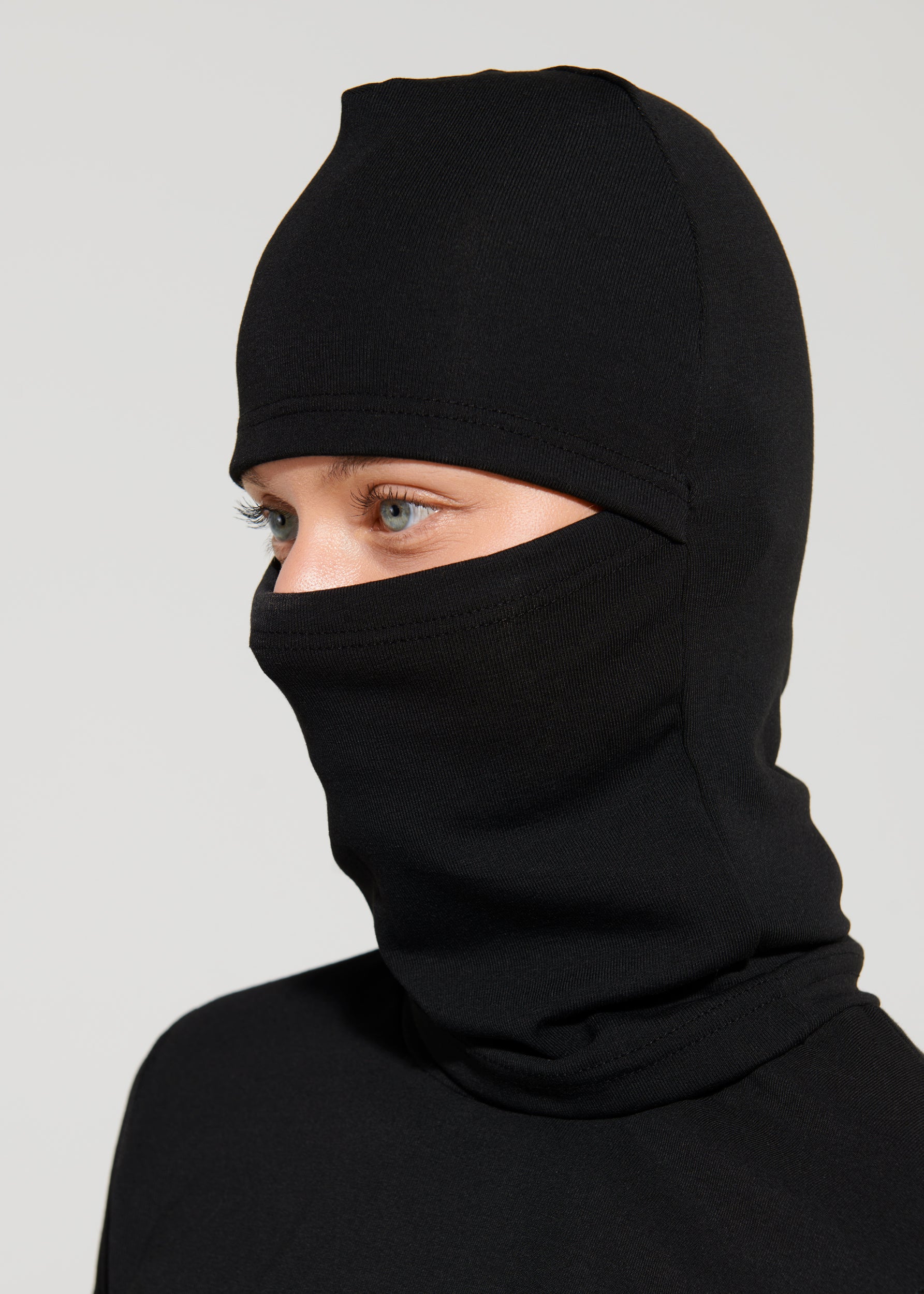 Namaldi Women's Thermal Mask in Black.